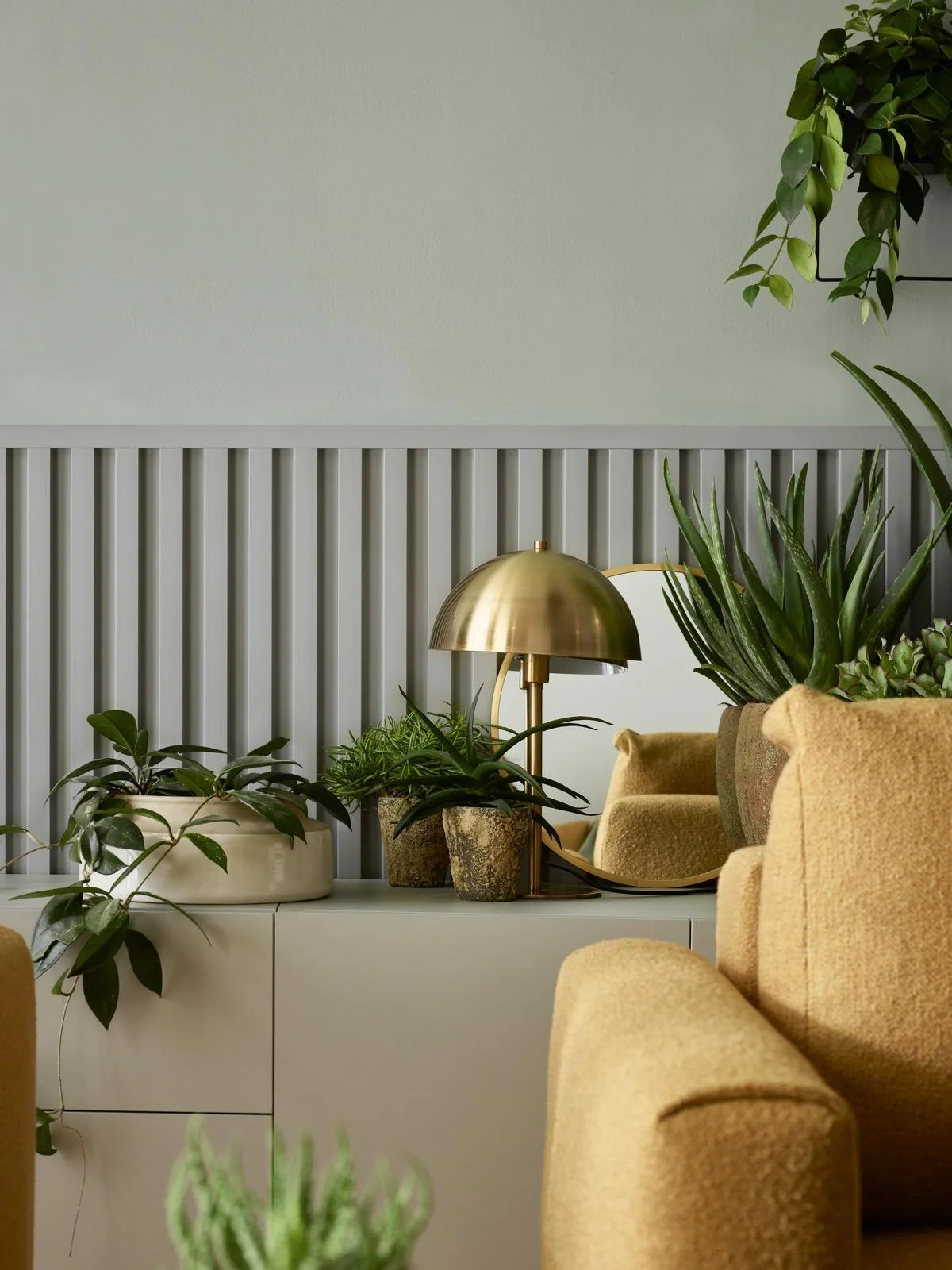 lampka w kolorze ciemnego złota na komodzie w nowoczesnym salonie